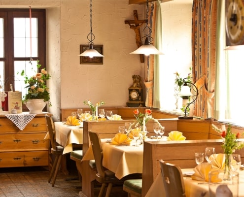 hotel restaurant lindenhof gastraum wirtshaus 495x400 - Restaurant Lindenhof - Unsere Gaststuben