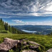 schwarzwald titisee vom hochfirst 180x180 - Genussvoller Kurzurlaub im Schwarzwald - Genießen und Wellness