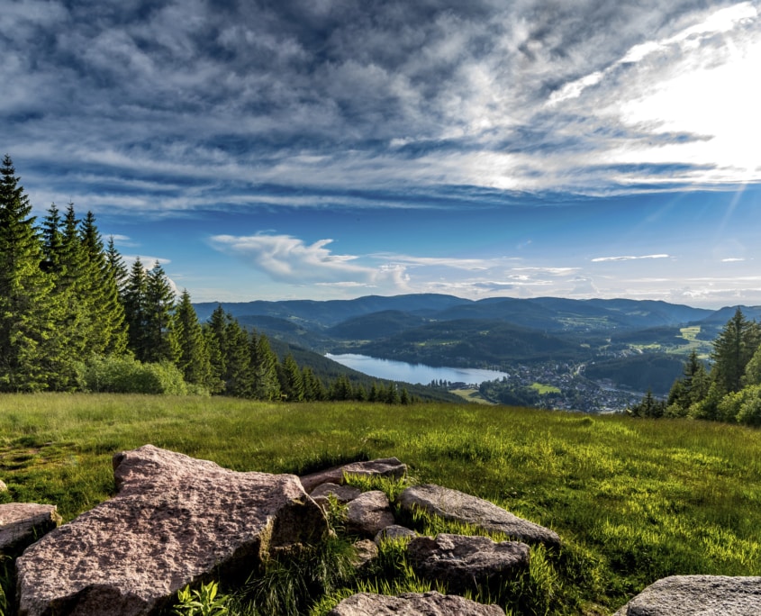 schwarzwald titisee vom hochfirst 845x684 - Genussvoller Kurzurlaub im Schwarzwald - Genießen und Wellness