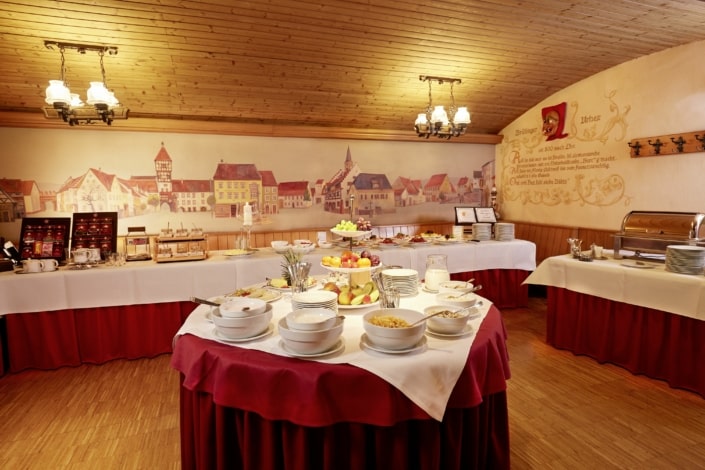 fruehstuecksbuffet im hotel in braeunlingen 705x470 - Hotel Lindenhof bei Donaueschingen: Zimmer-Preise