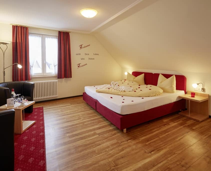 gemuetliches geraeumiges zimmer im hotel lindenhof bei donaueschingen 845x684 - Zeit für Zwei – Romantisches Wochenende im Schwarzwald
