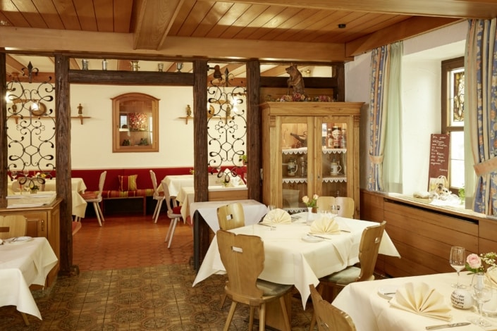 trachtenstueble restaurant lindenhof braeunlingen bei huefingen 705x470 - 照片