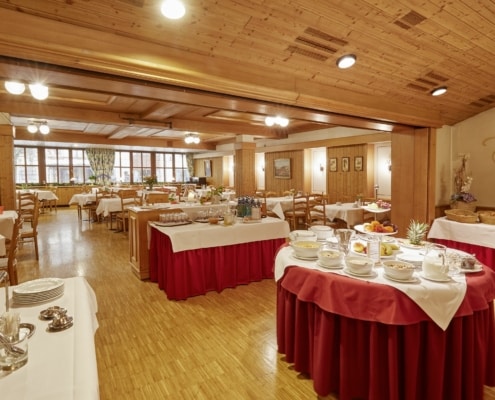 fruehstuecksraum raum schwarzwald 495x400 - Restaurant Lindenhof - Unsere Gaststuben