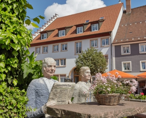 statuen garten hotel lindenhof 495x400 - Hotel Restaurant Lindenhof bei Donaueschingen im Schwarzwald