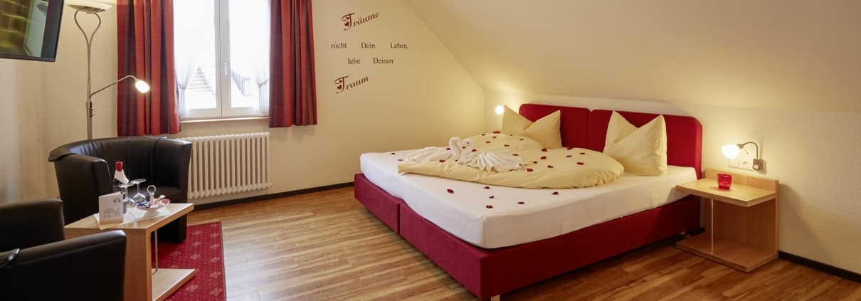 hotel zimmer komfort plus romantisches wochenende schwarzwald 1210x423 - Aktuelles im Hotel Restaurant Lindenhof