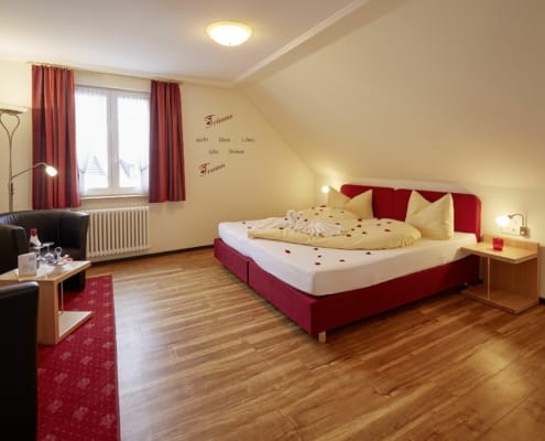 hotel zimmer komfort plus romantisches wochenende schwarzwald 495x400 - Hotel Restaurant Lindenhof bei Donaueschingen im Schwarzwald